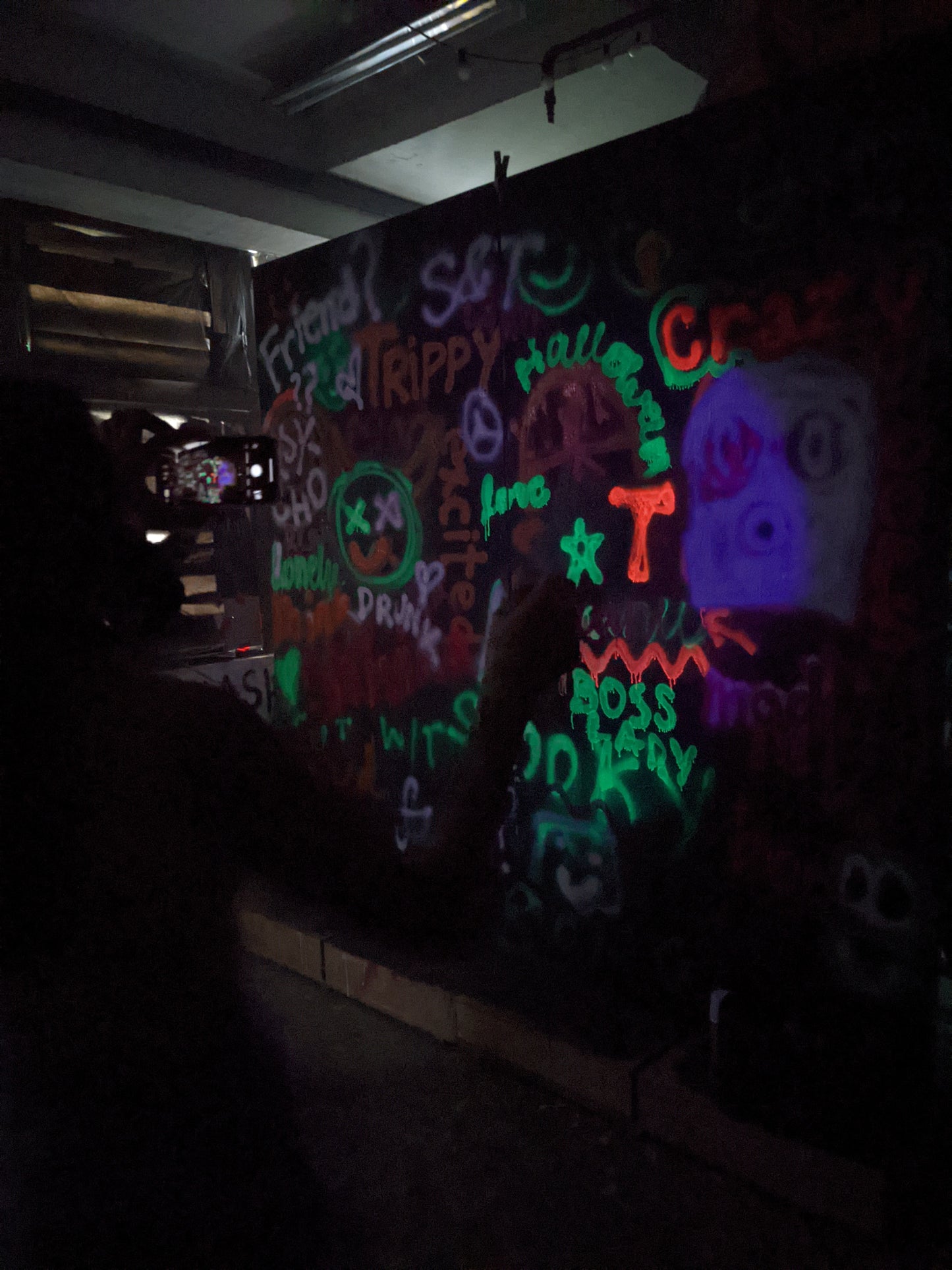 Neon Graffiti Session | Glow in the dark Spraying